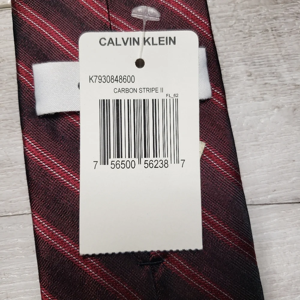 Calvin Klein 100% Silk Mens 57.5x3 Necktie Carbon Stripe II Office